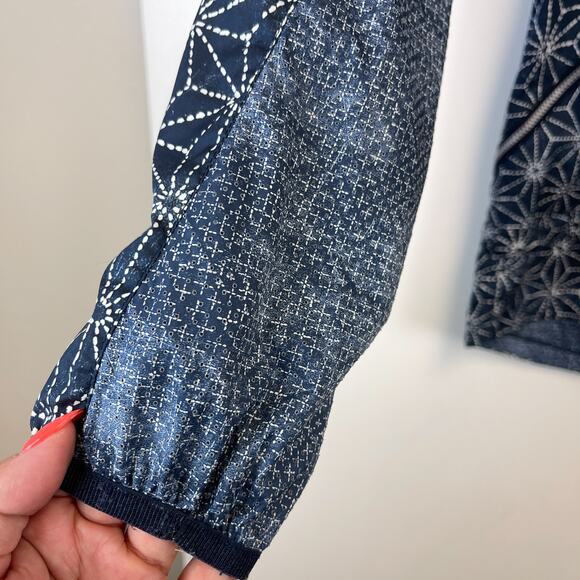 Lululemon Size 2 Blue Printed 1/2 Zip Windbreaker Hooded Jacket - Picture 5 of 14